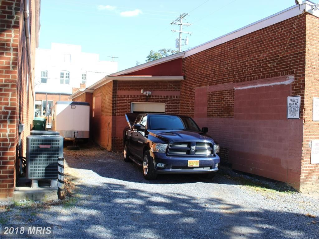 202 W Washington St, Charles Town, WV 25414